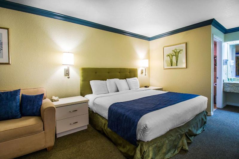 King Room with Sofa Bed - Non-Smoking image 3