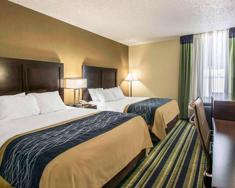 Queen Room with Two Queen Beds - Non-Smoking image 2