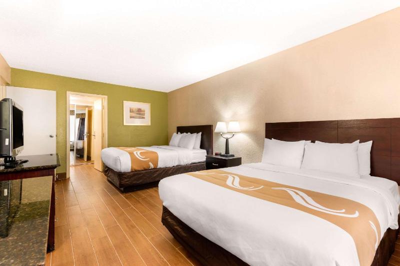Queen Room with Two Queen Beds - Smoking image 1