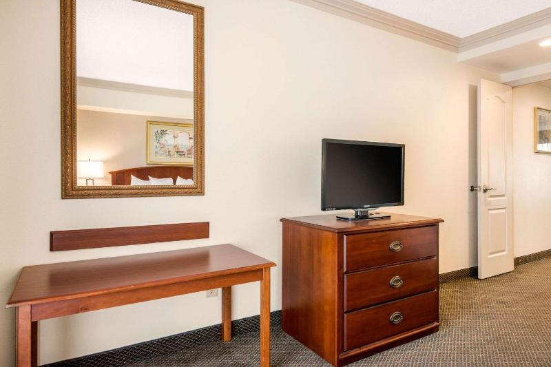 King Suite with Sofa Bed - Non-Smoking image 2