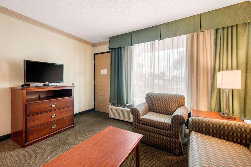 Suite with Two Double Beds and Sofa Bed image 2