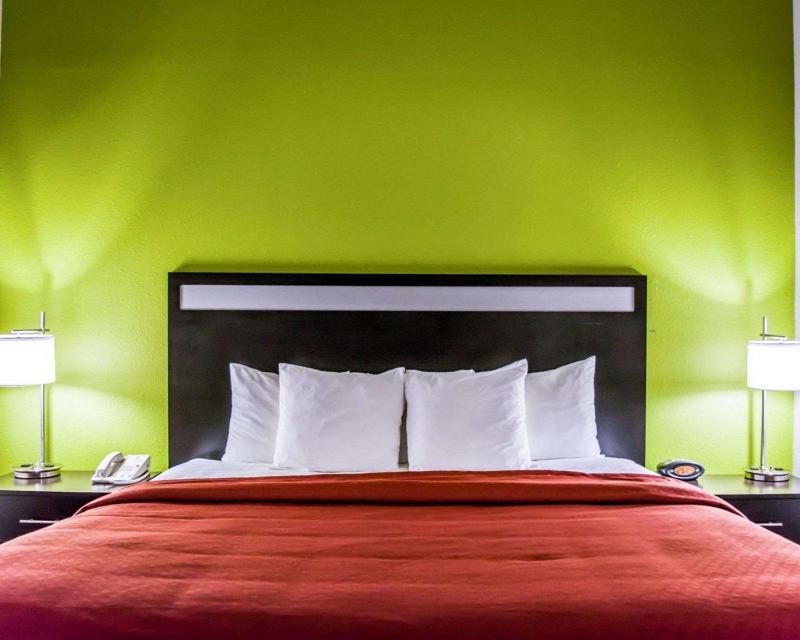 King Bed Suite - Non-Smoking image 2