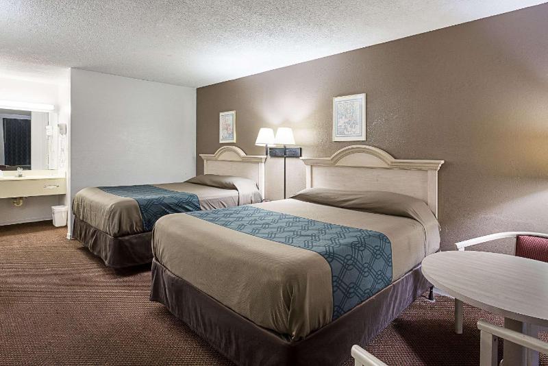 Standard Queen Room with Two Queen Beds - Non-Smoking image 4