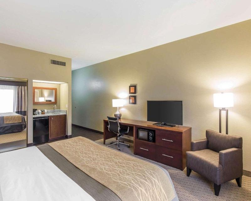 Standard King Room image 3