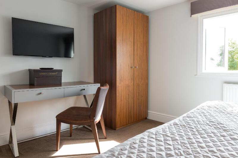 Superior King Room image 3