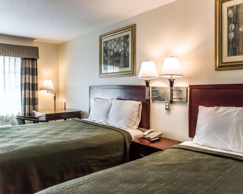 Queen Room with Two Queen Beds - Smoking image 2