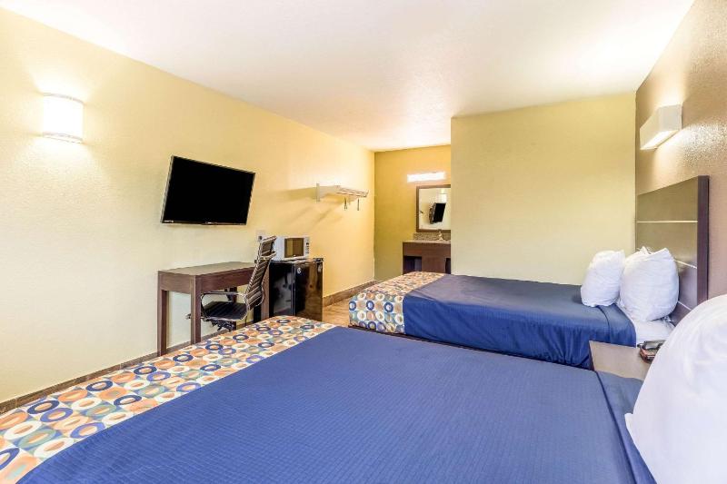 Queen Room with Two Queen Beds - Smoking image 4