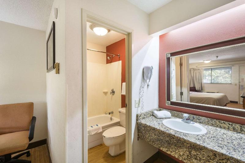 King Room - Non-Smoking image 4