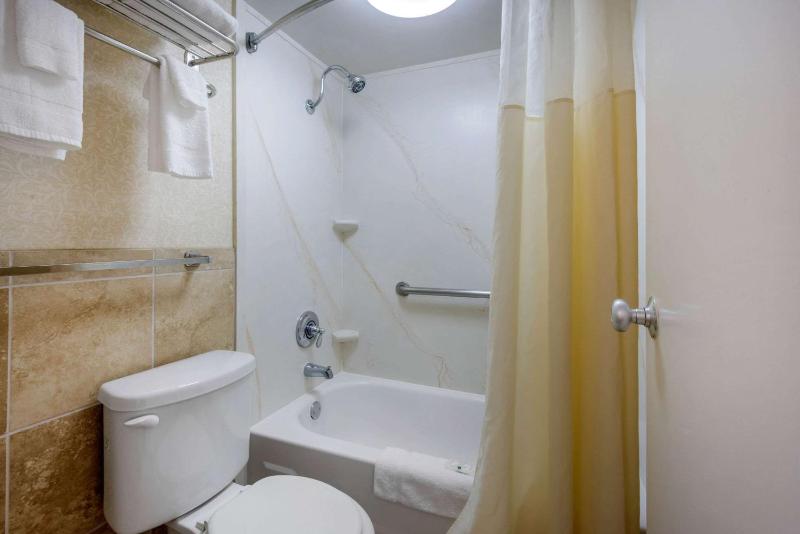 Quality Inn Savannah Historic District - image 9