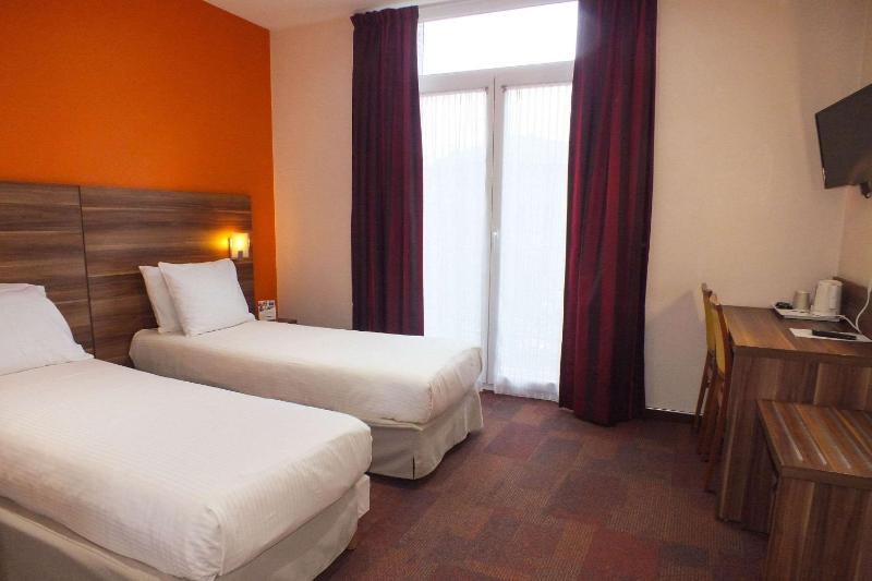 Standard Twin Room image 2