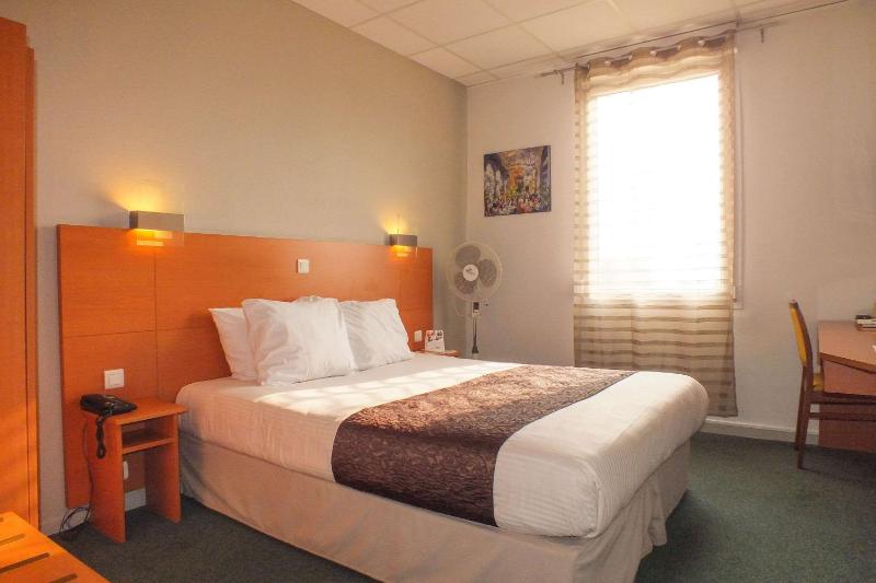 Standard Double Room image 3