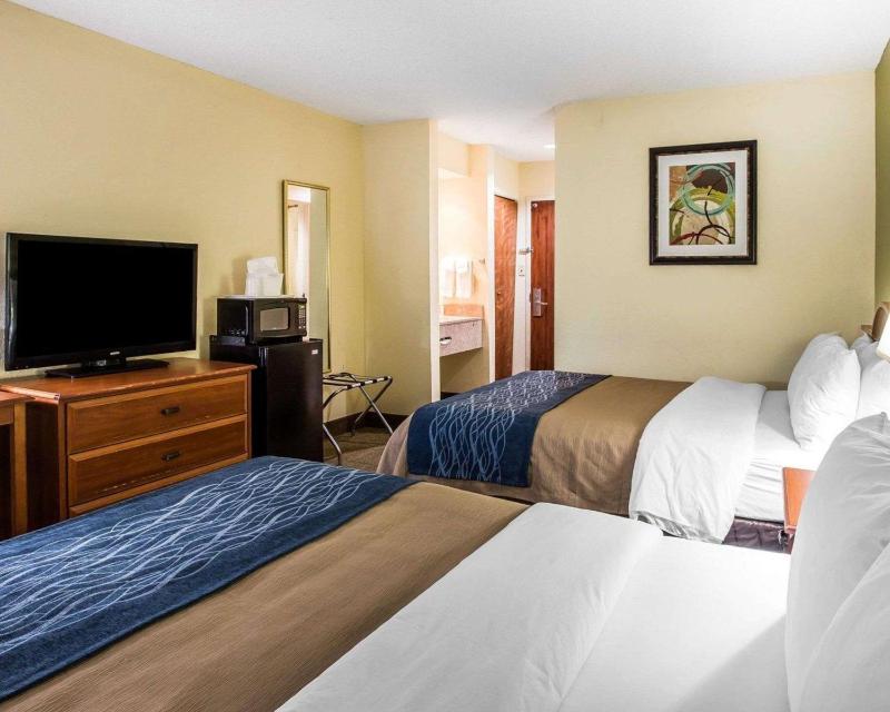 Queen Room with Two Queen Beds - Non-Smoking image 2