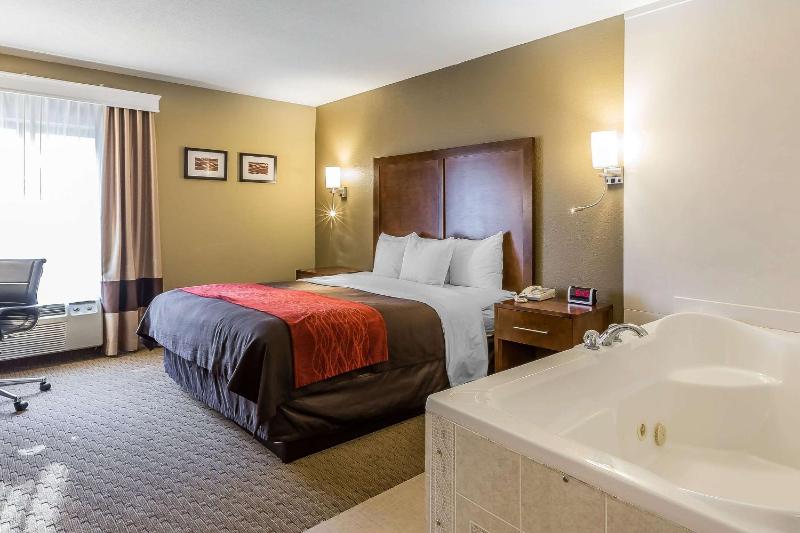 King Room with Hot Tub - Non-Smoking image 2