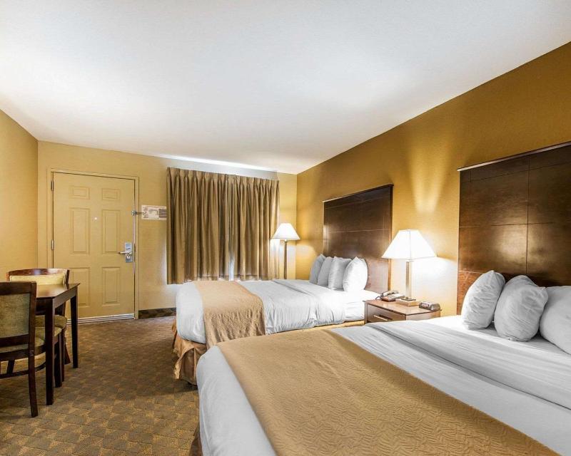 Queen Room with Two Queen Beds - Non-Smoking image 3