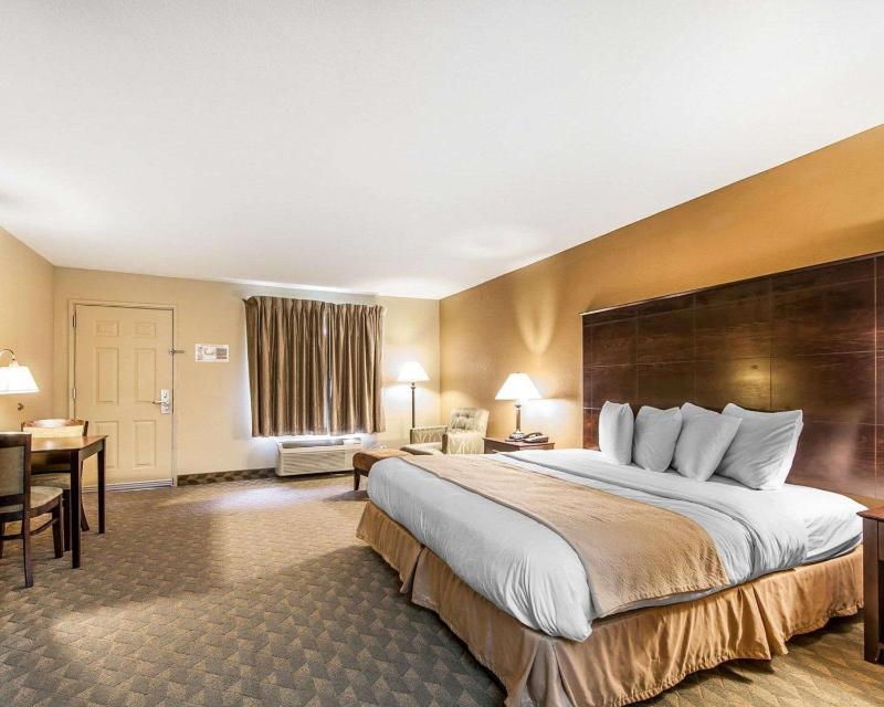 King Room - Non-Smoking image 2