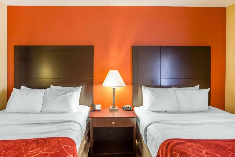Queen Suite with Two Queen Beds and Accessible Tub - Accessible/Non-Smoking image 4