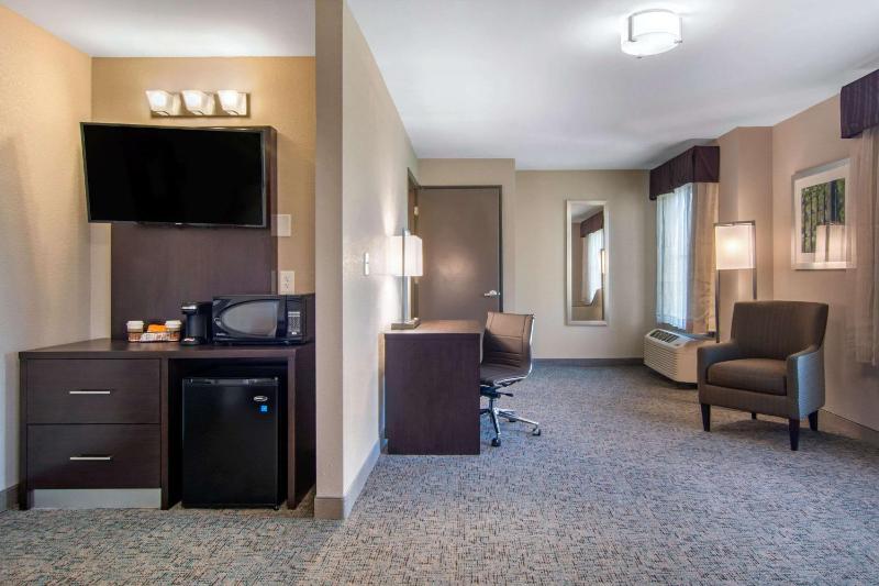 Queen Room with Two Queen Beds - Non-Smoking image 3