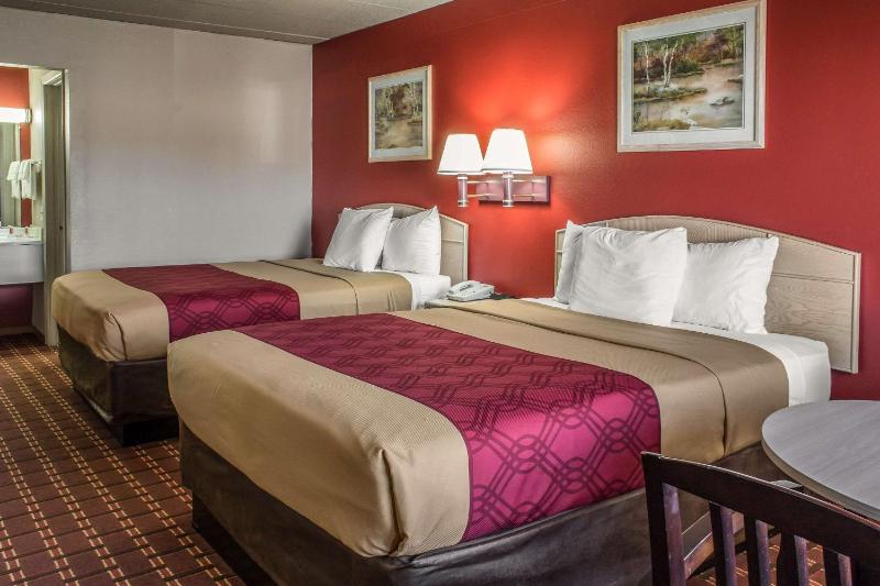 Queen Room with Two Queen Beds image 2
