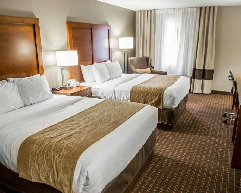 Queen Room with Two Queen Beds - Non-Smoking image 2