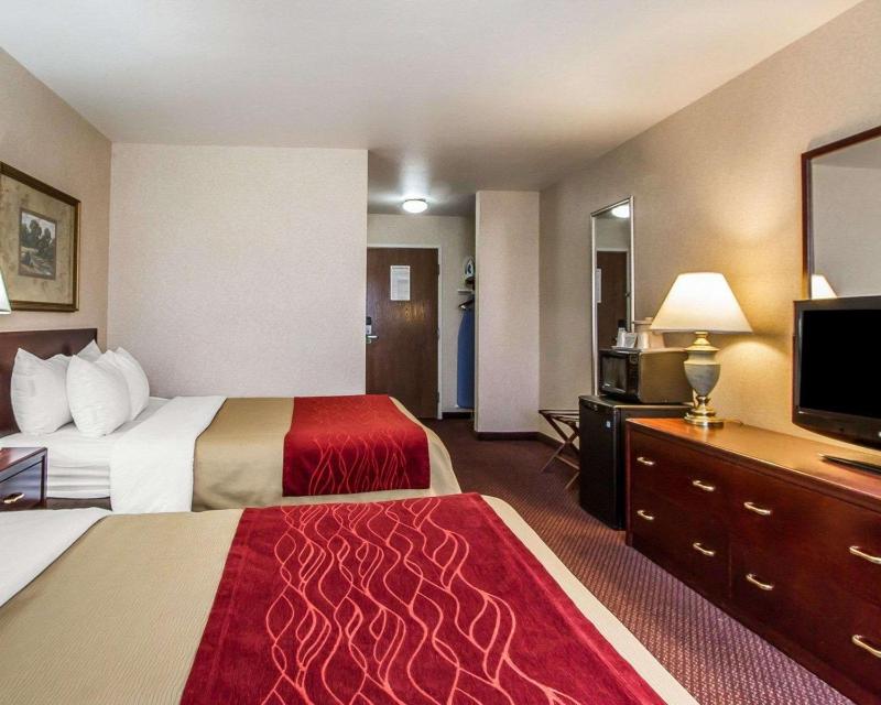 Queen Room with Two Queen Beds - Non-Smoking image 3