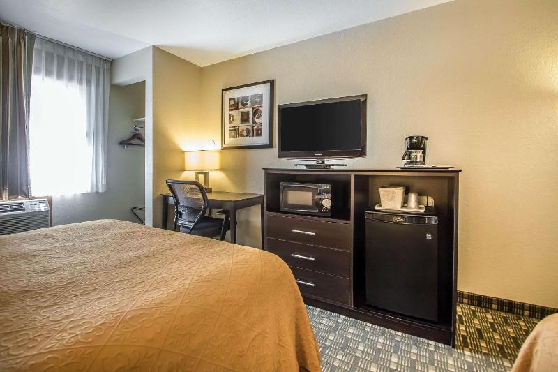 Standard Queen Room with Two Queen Beds - Non-Smoking image 2
