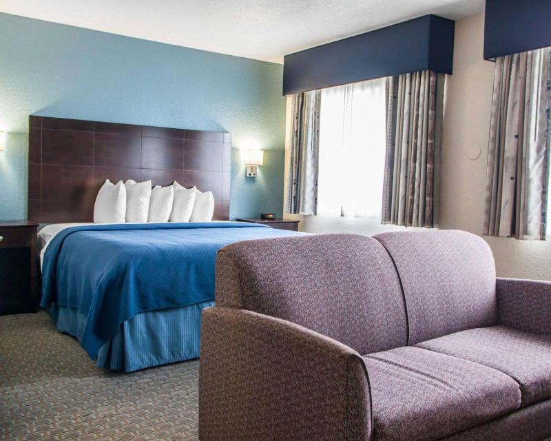 King Suite - Non-Smoking image 4