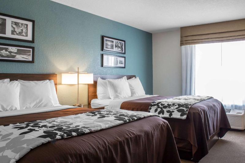 Queen Room with Two Queen Beds - Non-Smoking image 2