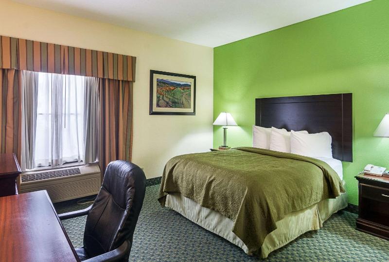 Suite - Non-Smoking image 1