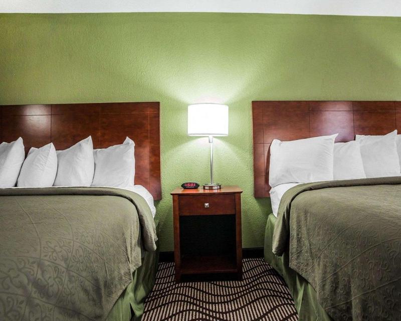 Queen Room with Two Queen Beds - Non-Smoking image 2