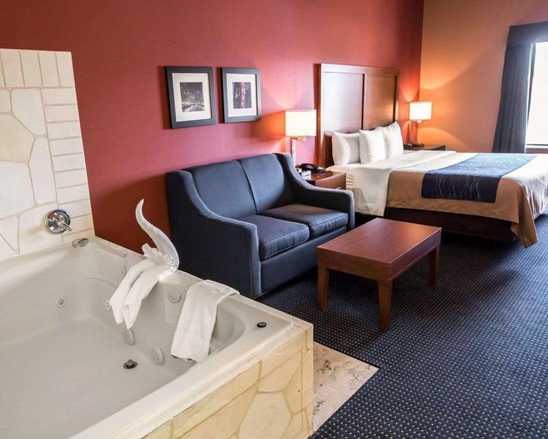 King Suite with Sofa Bed and Hot Tub- Non-Smoking image 3