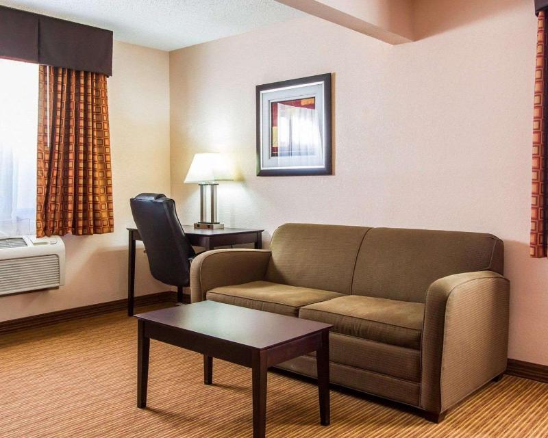 King Suite - Non-Smoking image 3