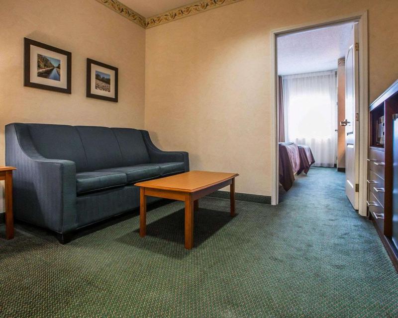 Queen Suite with Two Queen Beds and Sofa Bed - Non-Smoking image 4