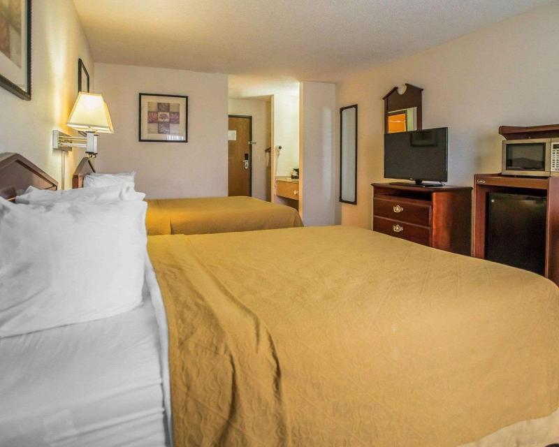 Queen Room with Two Queen Beds - Non-Smoking image 2