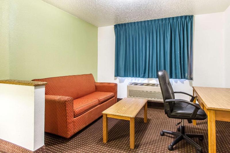 King Suite - Non-Smoking image 4