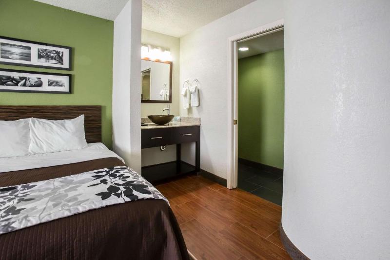 Standard Double Room with Two Double Beds - Non-Smoking image 2