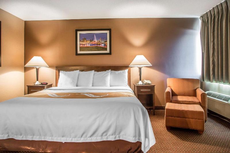 King Suite - Non-Smoking image 3