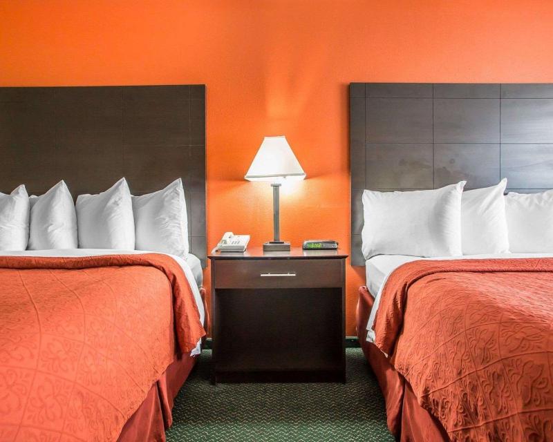 Queen Room with Two Queen Beds - Non-Smoking image 2