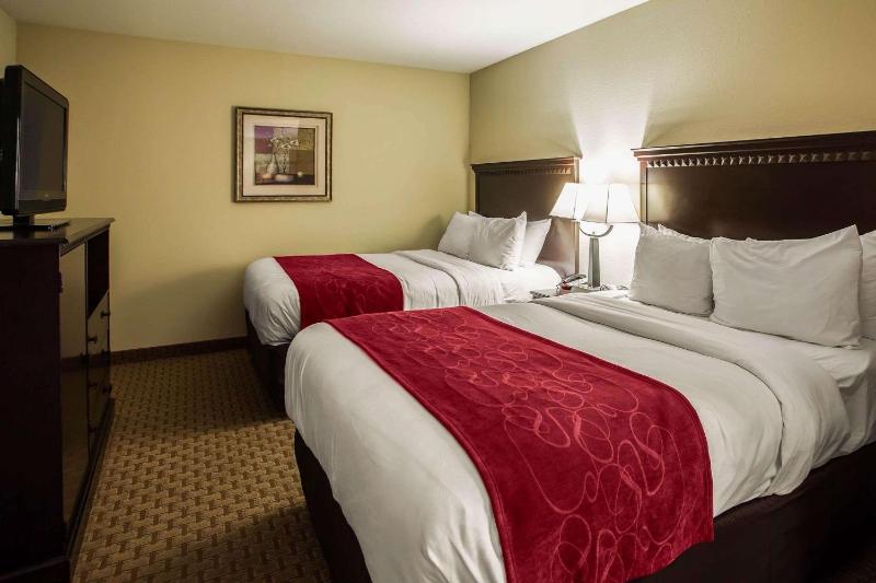 Queen Suite with Two Queen Beds - Non-Smoking image 2