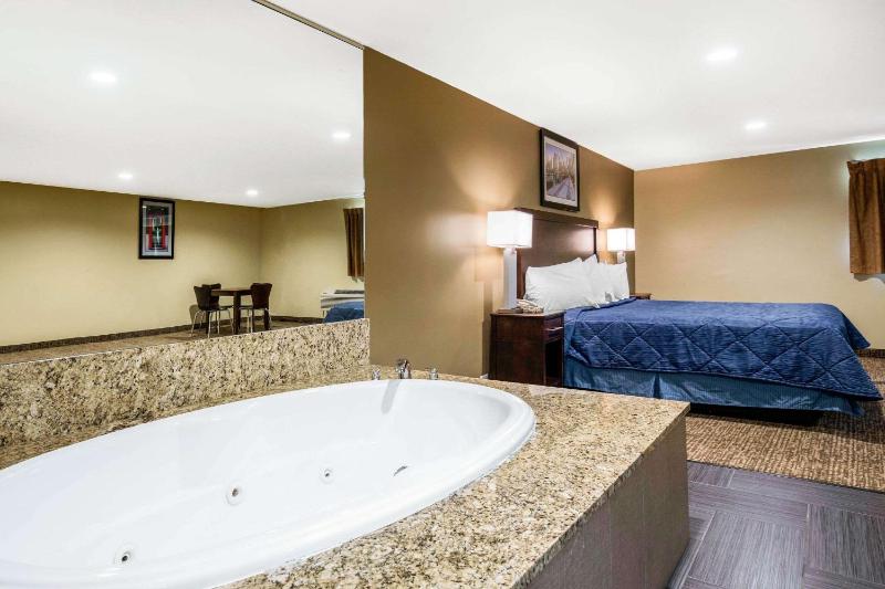 King Suite with Spa Bath - Non-Smoking image 2
