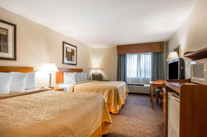 Queen Room with Two Queen Beds - Non-Smoking image 2