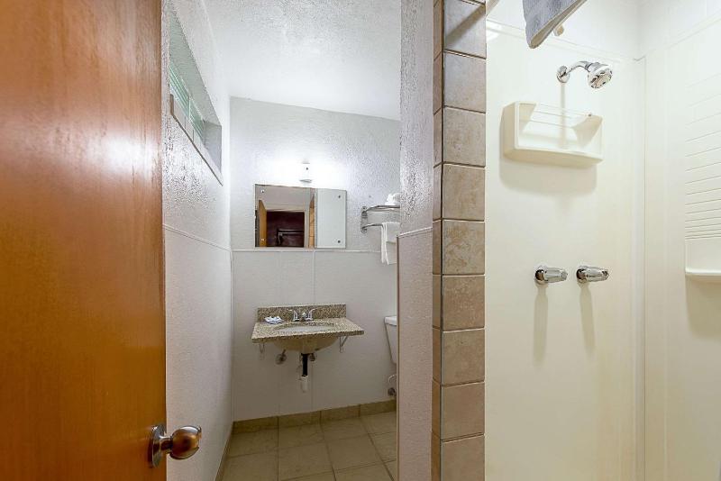 King Room - Non-Smoking image 3