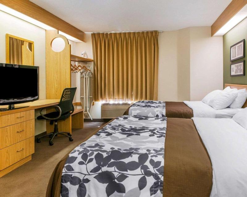 Queen Room with Two Queen Beds - Non-Smoking image 2