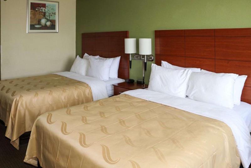 Queen Room with Two Queen Beds - Non-Smoking image 2
