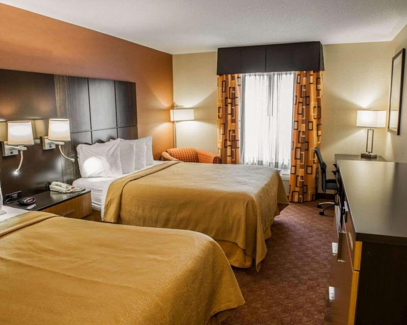 Queen Room with Two Queen Beds - Non-Smoking image 3