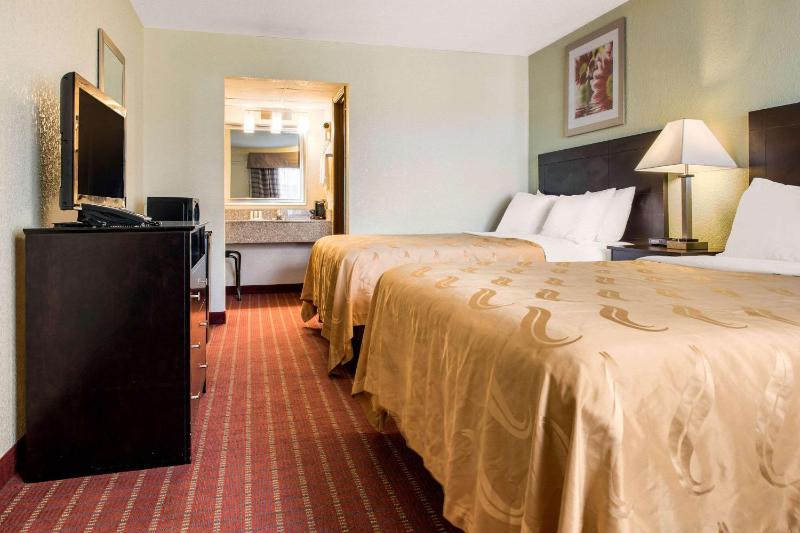 Queen Room with Two Queen Beds - Non-Smoking image 2
