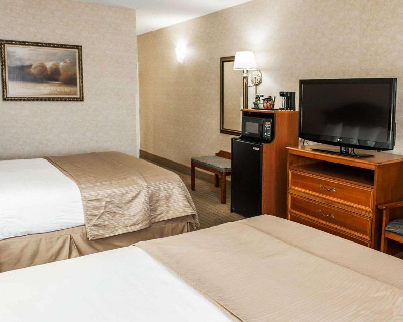 Queen Room with Two Queen Beds - Non-Smoking image 2
