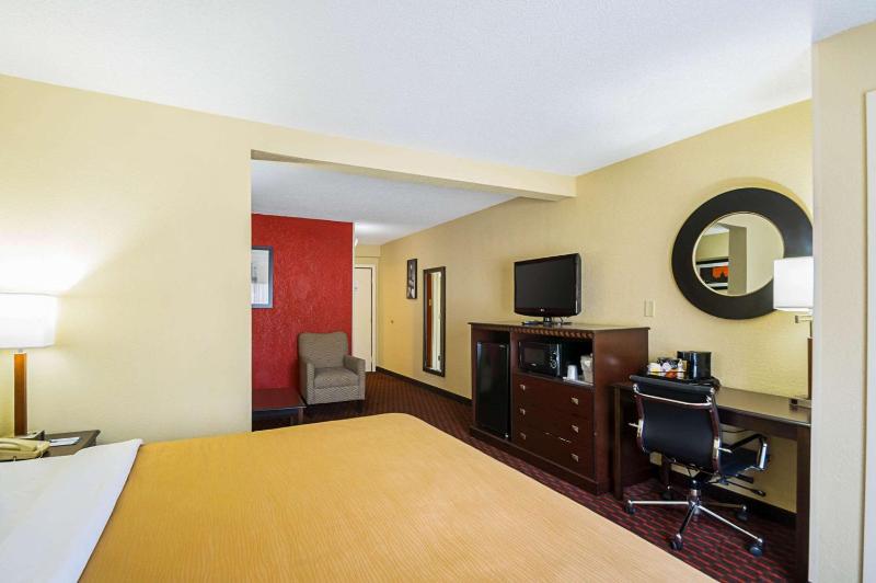 King Suite - Non-Smoking image 2