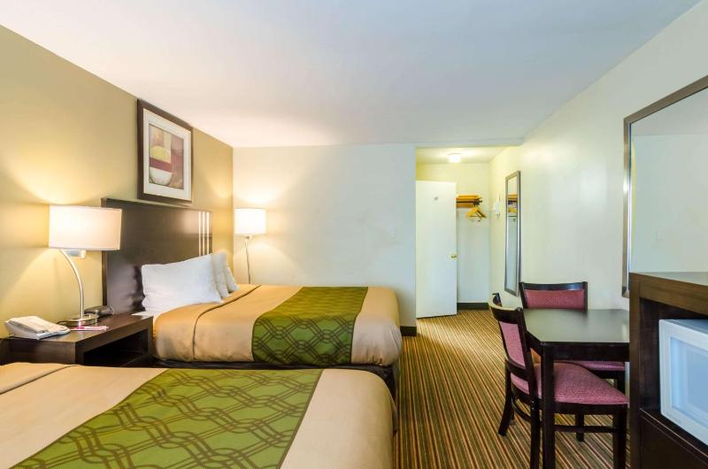 Queen Room with Two Queen Beds - Non-Smoking image 3