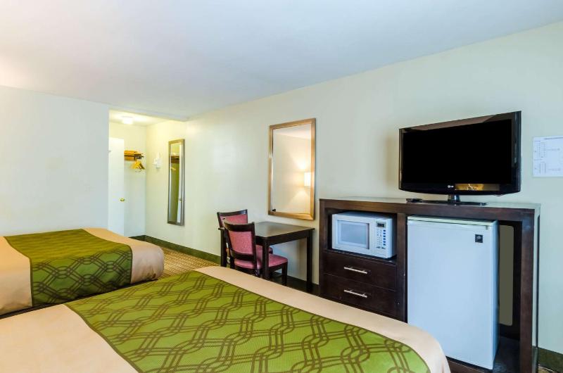 Queen Room with Two Queen Beds - Non-Smoking image 2