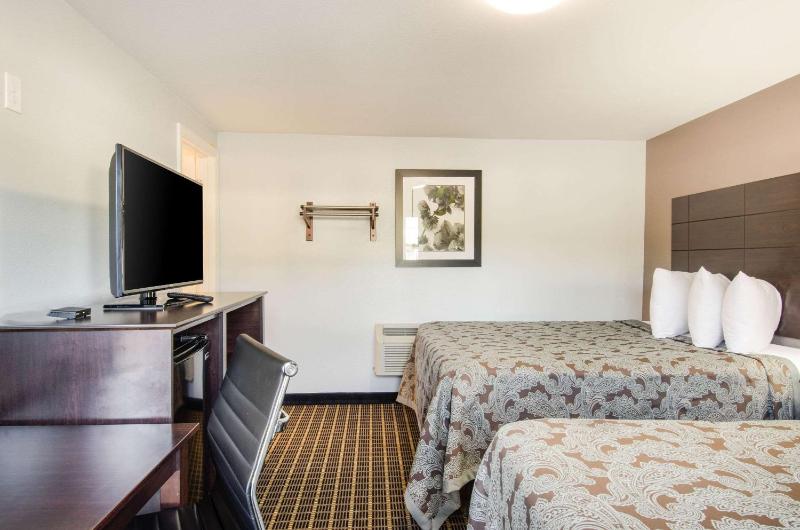 Queen Room with Two Queen Beds - Non-Smoking image 4